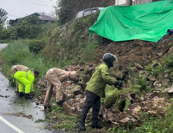 Hujan Dini Hari Picu Longsor di Desa Pangga, Polisi Gerak Cepat Bersihkan Material Longsor