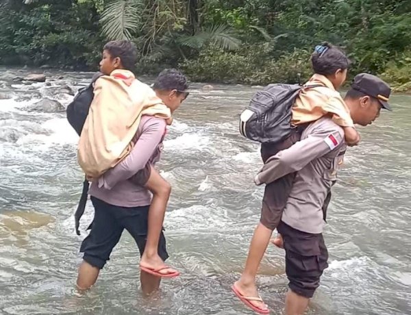 Aksi Heroik, Polisi Menjadi Jembatan Bagi Siswa di Arus Deras Manggarai Barat