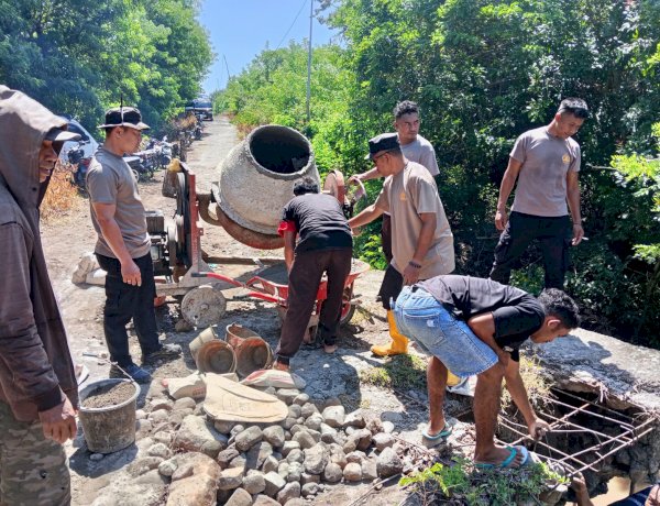 Sinergi TNI-Polri dan Warga Rohak Perbaiki Limpasan Wae Kaca yang Terkikis Banjir