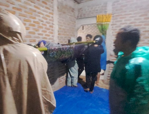 Polisi Bersama Masyarakat Evakuasi Korban Hanyut di Sungai Wae Damar