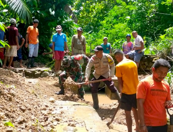 Sinergi TNI-Polri dan Warga Bersihkan Irigasi Wae Cebong Pasca Banjir