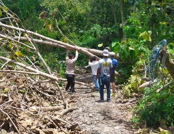 Aksi Nyata Bhabinkamtibmas Bersama Warga Perbaiki Akses Jalan yang Terputus