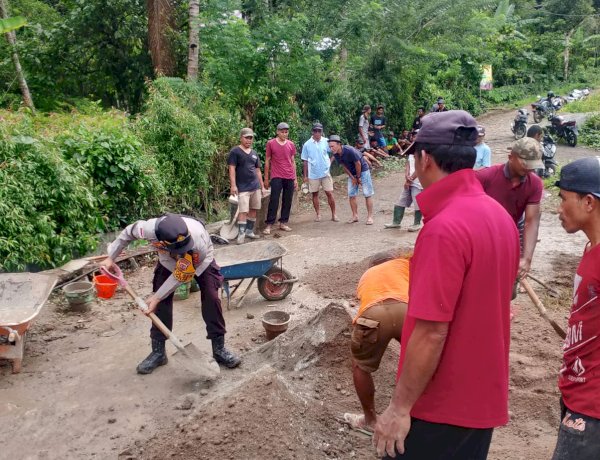 Sinergi Tanpa Batas: Polsek Kuwus dan Warga Kompak Tambal Jalan Rusak di Desa Ranggu