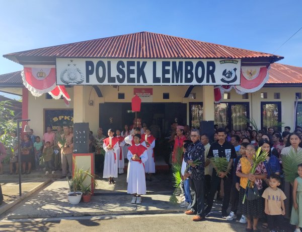 Simbol Toleransi dan Sinergi: Perayaan Minggu Palma Paroki Wae Nakeng Dimulai dari Halaman Polsek Lembor