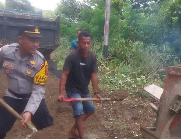 Sinergi Tanpa Batas: Polri dan Warga Sano Nggoang Bahu-membahu Tambal Jalan Rusak Demi Kelancaran Ekonomi