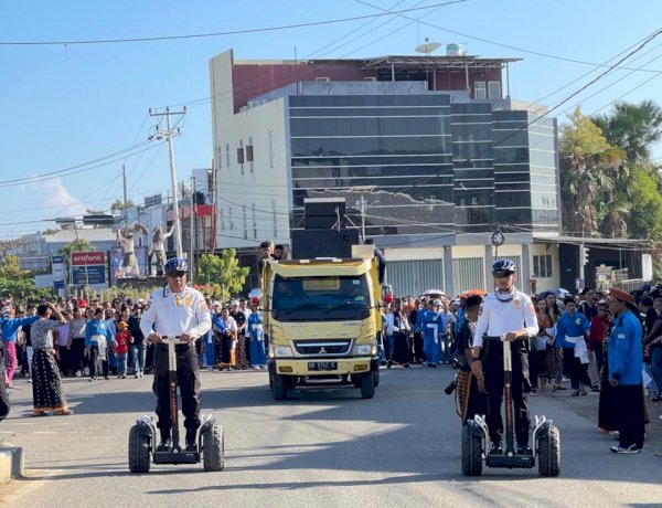Wujud Kepedulian Ekologis, Polres Manggarai Barat Kawal Prosesi Jalan Salib Menggunakan Kendaraan Listrik