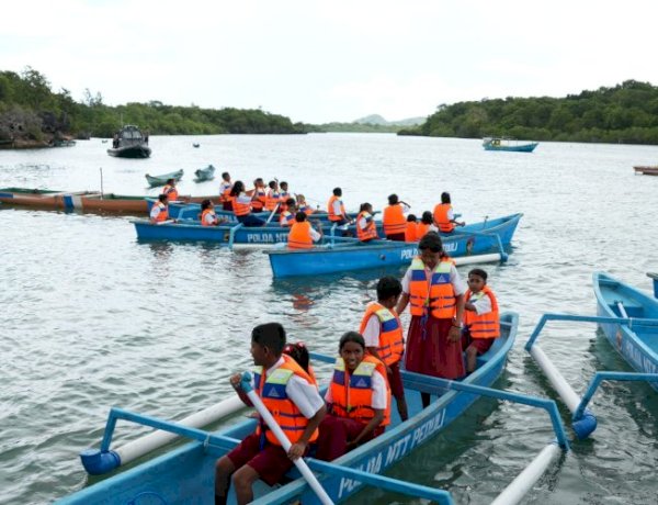 Kapolda NTT Serahkan Perahu dan Sembako untuk Anak Pesisir di Landu Leko