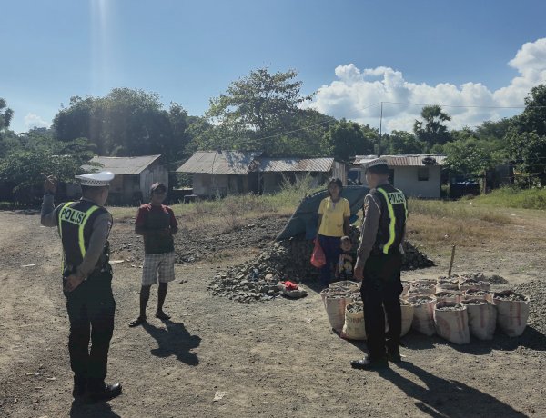 Sentuhan Kemanusiaan di Kota Premium: Satlantas Polres Mabar Bagikan Sembako Door-to-Door