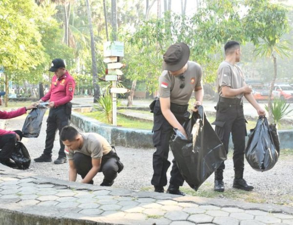 Polda NTT Gelar Bhakti Sosial di Wisata Pantai Lasiana, Wujudkan Gerakan ASRI Bersama Masyarakat