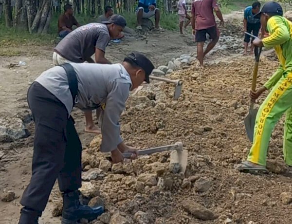 Perbaiki Jalan Kampung, Bhabinkamtibmas Bahu-Membahu Bersama Warga di Kampung Lenteng