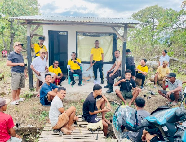 Hadir di Tengah Warga, Personel Polsek Lembor Gotong Royong Bersihkan Jalur Vital Wae Mose–Kakor