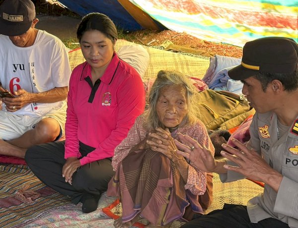 Hadir Menyapa Pengungsi Gempa Flores, Kapolsek Kuwus Beri Pasokan Logistik di Kampung Dahang