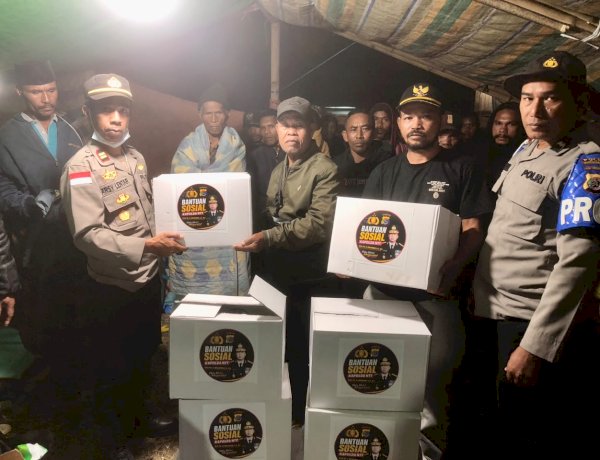 Polsek Kuwus Sambangi Pengungsian Kampung Lambur Serahkan Paket Sembako dan Terpal