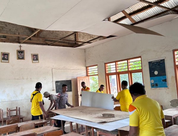 Pasca-Gempa Flores, Personel Polsek Lembor Gotong Royong Bersihkan Puing SDN Ledang