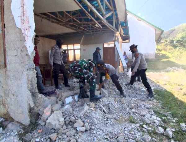 ‎Pasca-Gempa Flores, TNI-POLRI di Manggarai Barat Bersihkan Reruntuhan SDN Golo Lewe