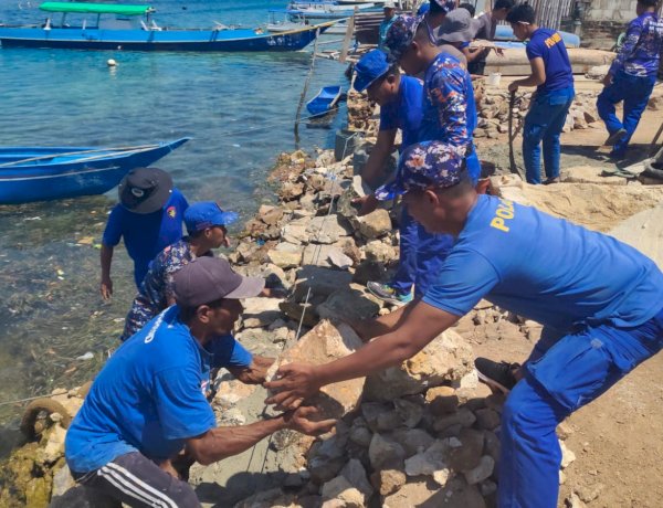 Tanggul Rusak Akibat Gempa Flores, Polisi Bersama Warga Bangun Kembali Penahan Ombak Pulau Kukusan
