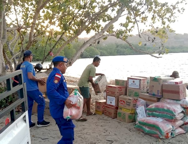 Respon Cepat Aspirasi Warga di Medsos, Kapolres Mabar Sewa Perahu Ketinting Antar Bantuan ke Nggilat