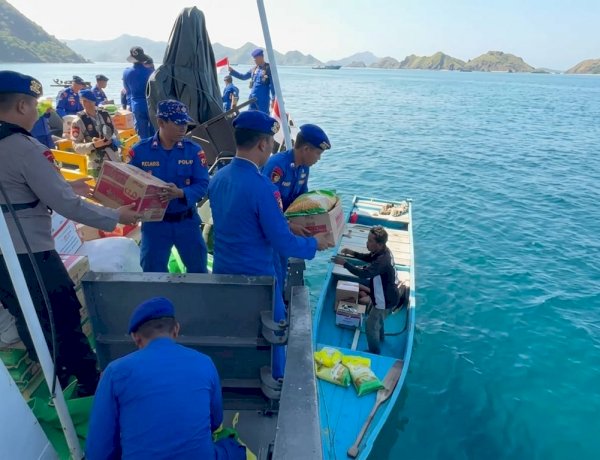Menembus Pesisir Terisolasi, Polisi Arungi Laut Salurkan Bantuan Gempa Flores di Pasir Panjang