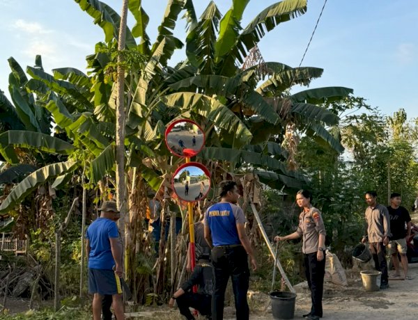 Tekan Risiko Kecelakaan di Titik Buta, Satlantas Polres Mabar dan Warga Pasang Kaca Cembung