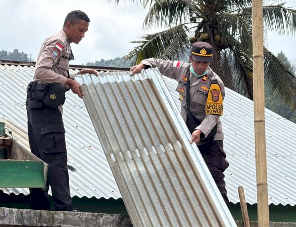 Pemulihan Pasca Gempa Flores, Polsek Kuwus dan Warga Gotong Royong Robohkan Bangunan Rawan Runtuh