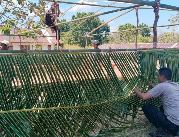 Rusak Akibat Gempa, Polsek Macang Pacar dan Warga Sulap Daun Kelapa Jadi Tenda Sekolah Darurat