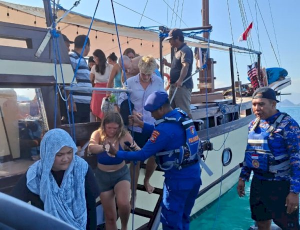Kapal Karam di Labuan Bajo, Polisi Evakuasi 19 Penumpang dan ABK Dengan Selamat