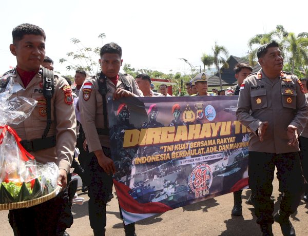 Kejutkan Makodim 1630/Mabar, Polres Manggarai Barat Bawa Tumpeng Peringati HUT ke-81 TNI