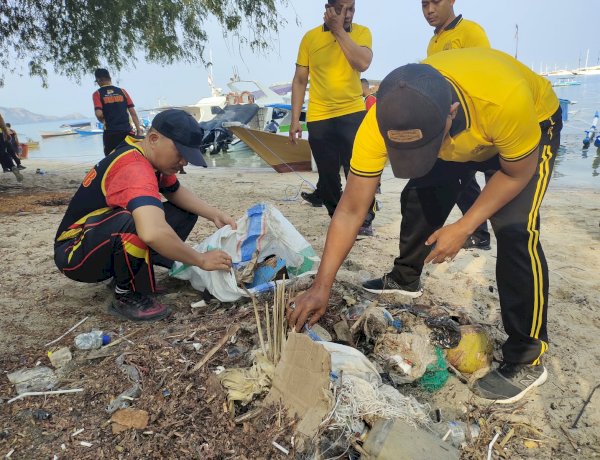 Jaga Citra Labuan Bajo, Polisi Bersihkan Pesisir Pantai Pede dan Tanam Puluhan Pohon