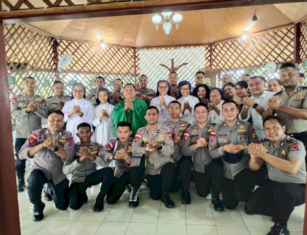Personel Polres Mabar dan Brimob Bertugas Jadi Koor Misa di Kapela St. Damian Labuan Bajo