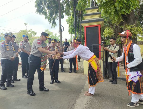 Perdana Kunker di Labuan Bajo, Kapolda NTT Disambut Tarian Caci dan Prosesi Adat Manggarai