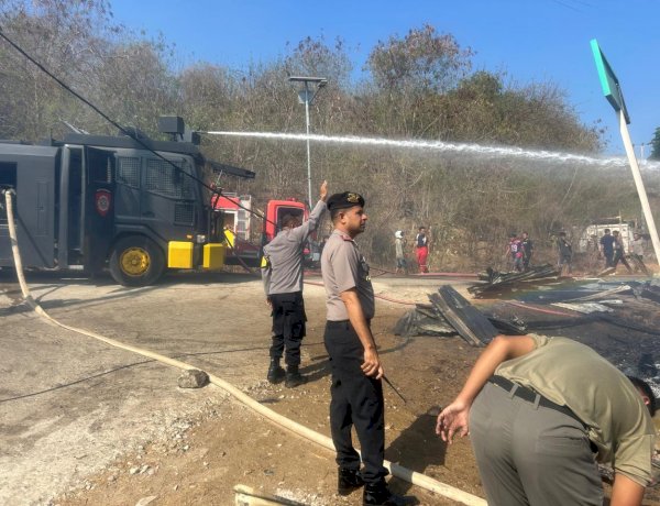 Respon Cepat Padamkan Kebakaran Basecamp di Labuan Bajo, Polisi Kerahkan 2 Unit AWC