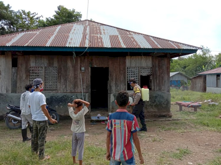Perangi Covid-19, Bhabinkamtibmas Bersama Pemdes Desa Golo Pongkor Semprot Disinfektan