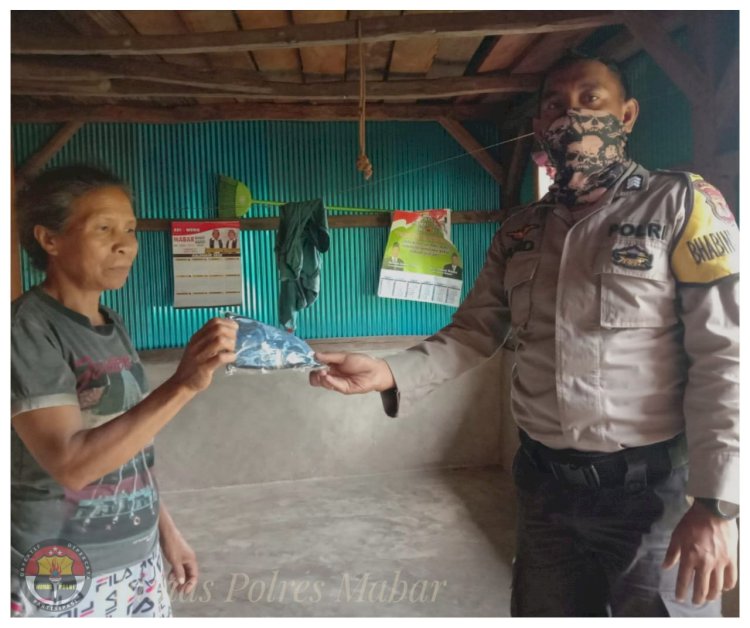 Patut Dicontoh, Bhabinkamtibmas Polres Mabar Bagikan Masker ke Warga Binaannya