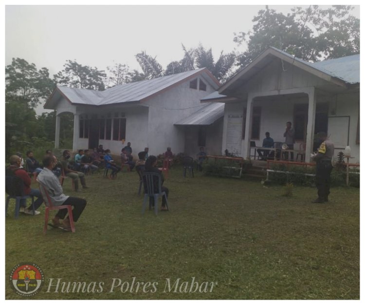 Personel Polsek Sano Nggoang Polres Mabar Kawal Penyaluran Bantuan BLT-DD Di Desa Golo Damu