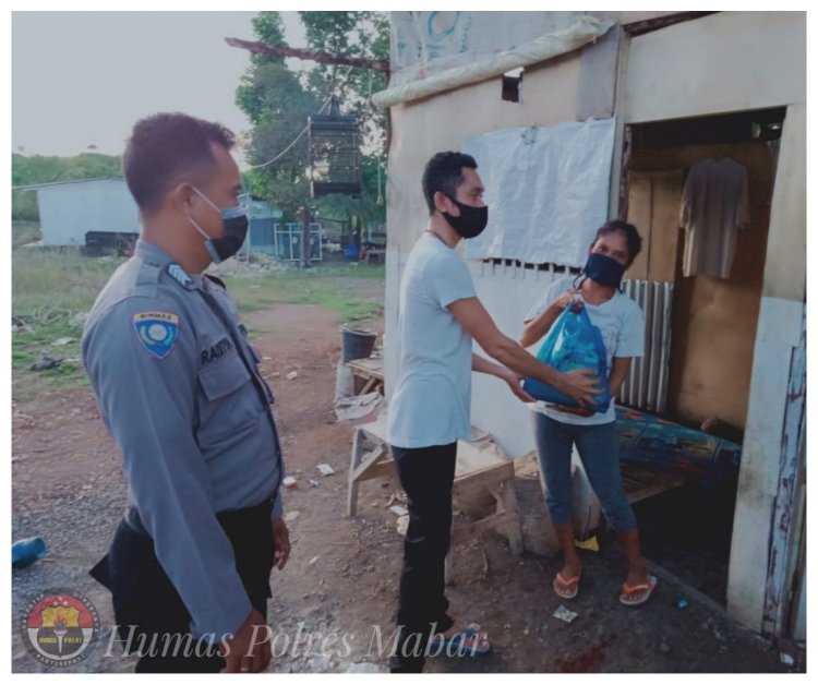 Bhabinkamtibmas Desa Batu Cermin Kawal Penyaluran Bantuan Sembako dari Posko Relawan Peduli Covid-19 Labuan Bajo