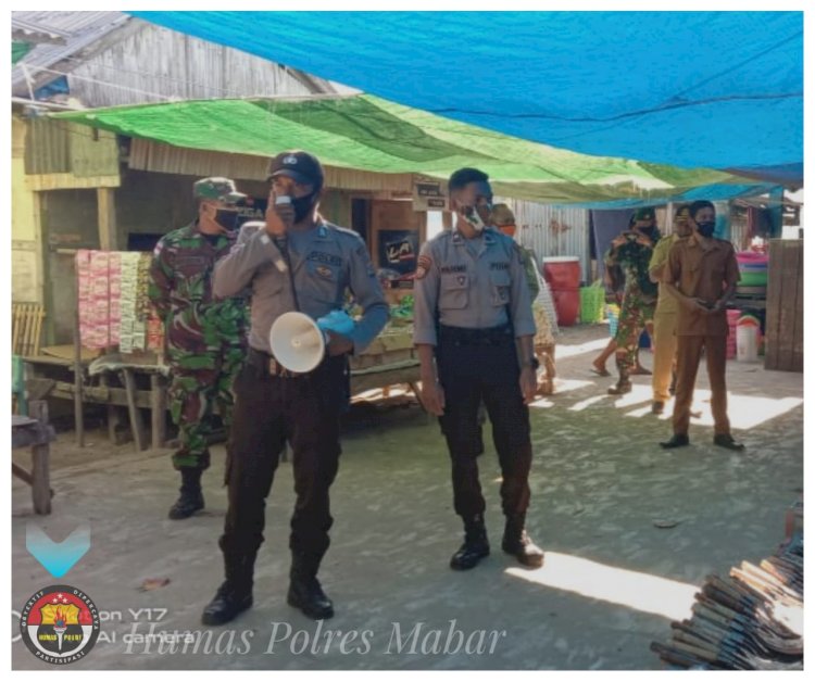 Beri Himbauan Dan Edukasi New Normal, TNI-Polri Keliling Di Pasar Bari