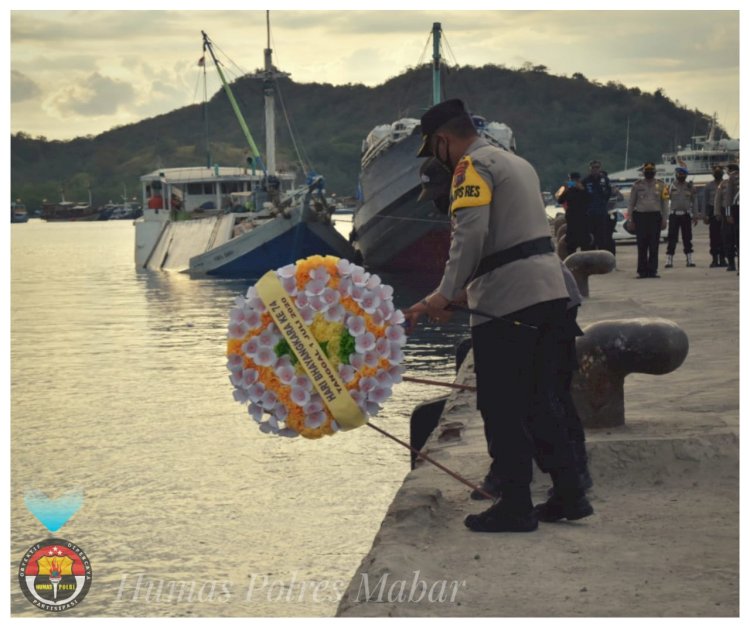 Kapolres Mabar Pimpin Upacara Tabur Bunga di Laut Dalam Rangka Peringati Hari Bhayangkara Ke 74