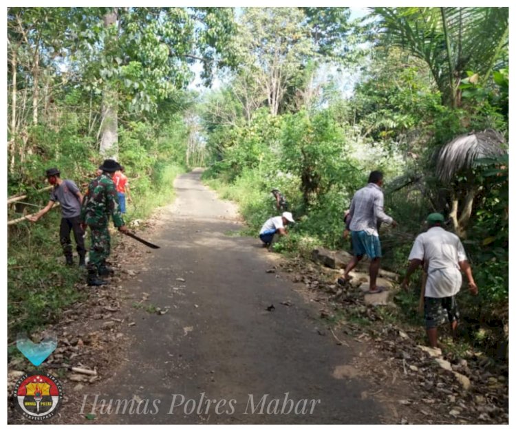 TNI-POLRI Dan Masyrakat Gelar Gotong Royong Bersihkan Jalan