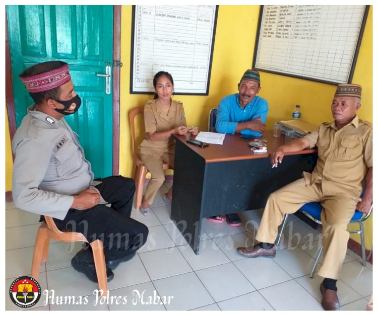 Giat Sambang Kantor Desa, Bhabinkamtibmas Polsek Komodo Imbau Protokol Kesehatan