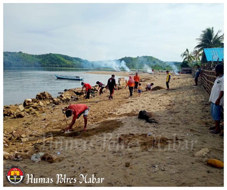 Peduli Lingkungan, Polsek Macang Pacar Bersihkan Pantai Di Tengah Pandemi Covid-19