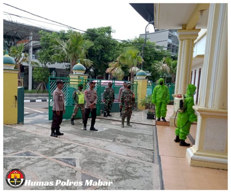 Cegah Covid-19, Sinergitas TNI-Polri Berikan Imbauan Prokes dan Penyemprotan Disinfektan di Kota Labuan Bajo