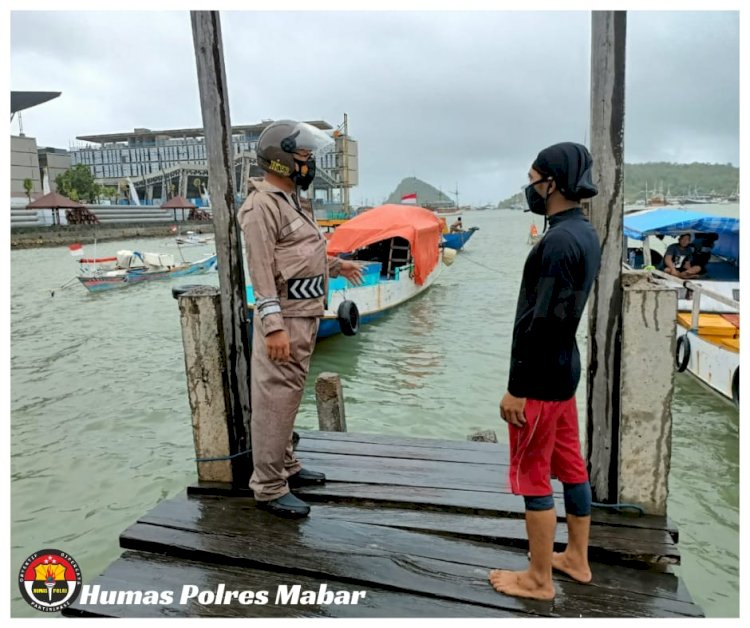 Waspada Cuaca Buruk, Bhabinkamtibmas Polsek Komodo Berikan Imbauan Kepada Nelayan