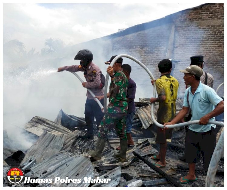 Sinergitas TNI-Polri Bersama Masyarakat Bantu Padamkan Kebakaran Tujuh Ruko di Pasar Lembor
