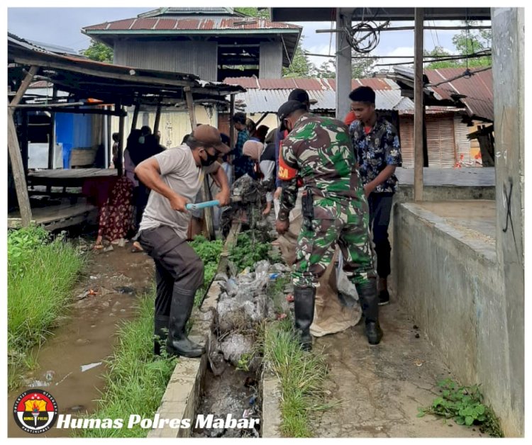Peduli Kebersihan, TNI-Polri Gotong Royong Bersihkan Pasar Inpres Terang