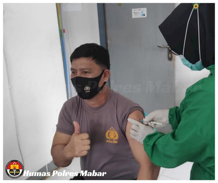 175 Personel Polri di Manggarai Barat Terima Vaksinasi Covid-19 Tahap 1