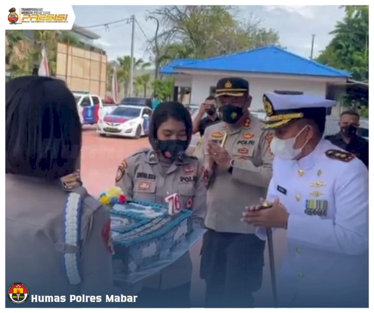 Hari Jadi Ke-76 TNI AL, Kapolres Manggarai Barat Berikan Kejutan Untuk Danlanal Labuan Bajo