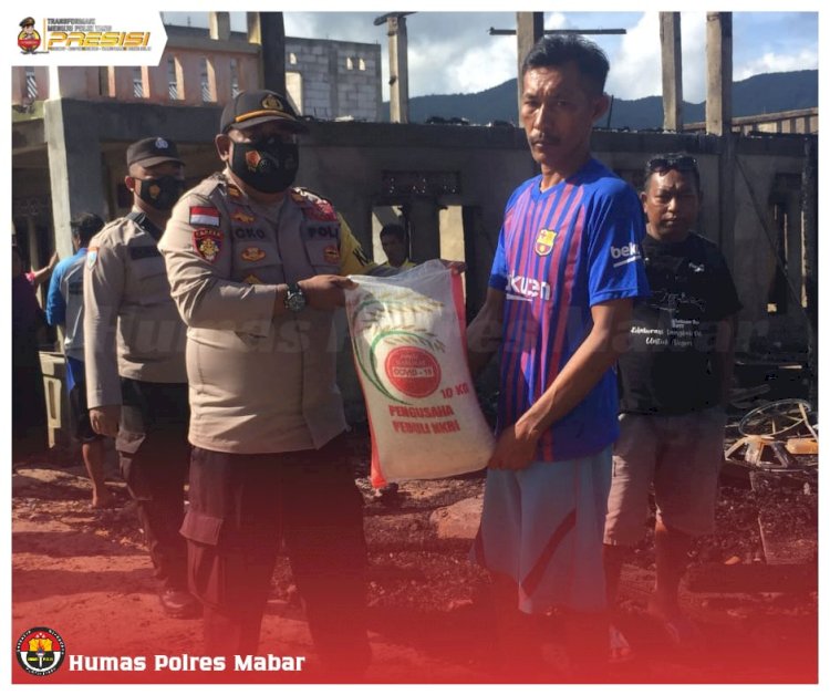 Kapolres Manggarai Barat Bantu Korban Kebakaran di Pulau Medang