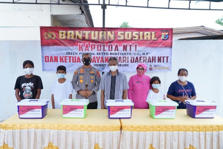 Bantu Masyarakat di Masa Pandemi Covid-19, Kapolda NTT dan Ketua Bhayangkari Daerah NTT Salurkan Bantuan Sosial Kepada Masyarakat di Belu