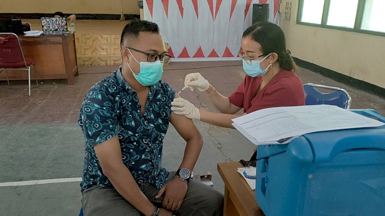 Polres Mabar, Layan Vaksin Dosis Tiga Kepada Wartawan Mabar