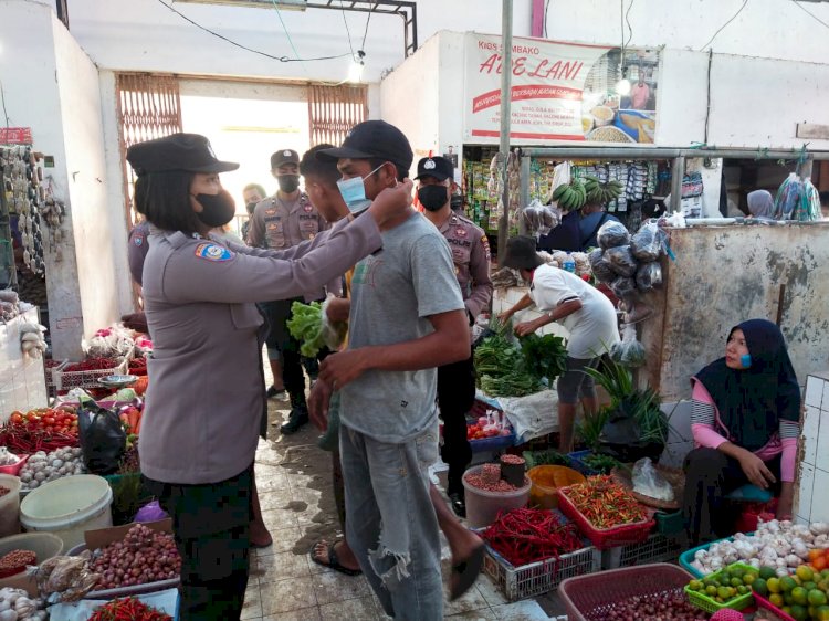 Satuan Binmas Polres Mabar, Imbau pedagang dan pengunjung Pasar Taat Prokes Covid-19